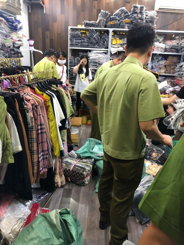 Hà Nội: Tạm giữ hàng nghìn sản phẩm giả mạo nhãn hàng nổi tiếng thế giới ảnh 2
