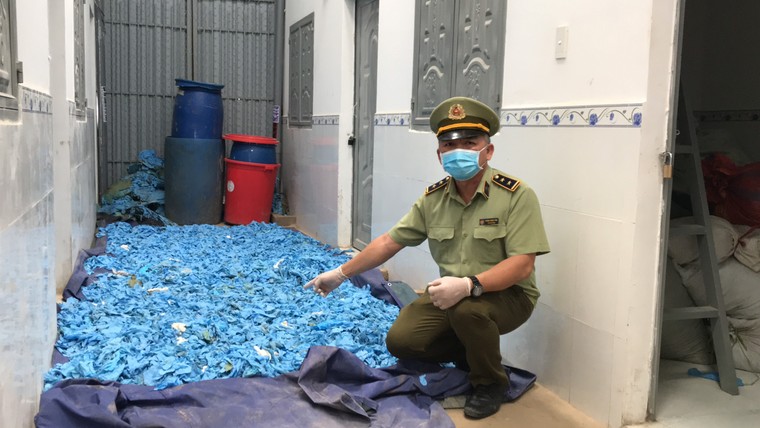 Hơn 47 tấn găng tay y tế đã sử dụng sắp được tái chế đem bán ảnh 1