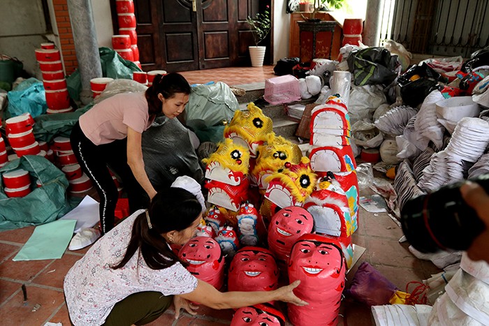 Làng nghề sản xuất đồ chơi trung thu ảm đạm vì dịch COVID-19 ảnh 2