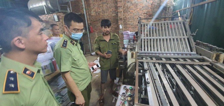 QLTT Hà Nội: Triệt phá cơ sở in sách lậu, thu giữ gần 60.000 quyển sách ảnh 1