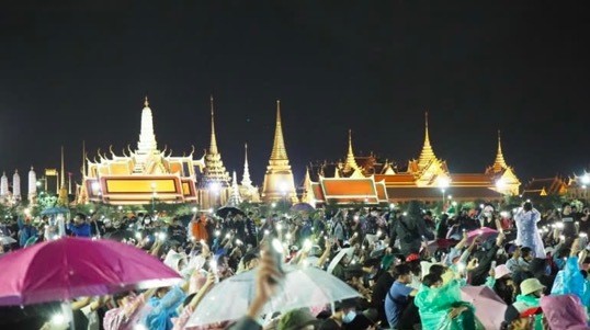 Thái Lan: Biểu tình kêu gọi hạn chế quyền lực của hoàng gia ảnh 3