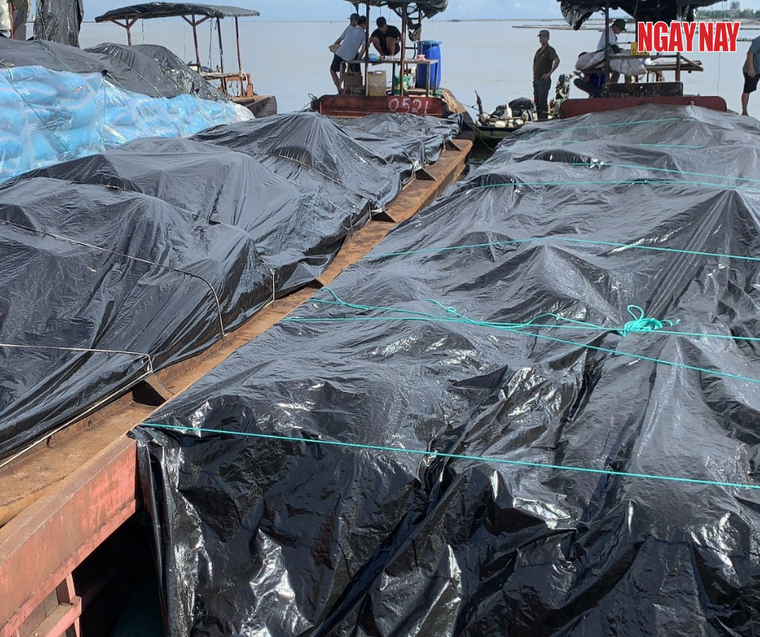 Bắt gần 500.000 bao thuốc lá ngoại và hàng chục tấn nghi dược liệu tại Móng Cái ảnh 1