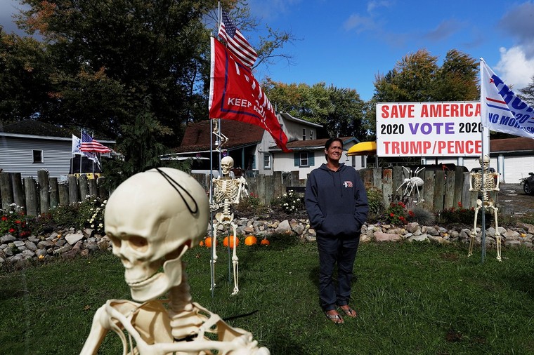 Người ủng hộ vẫn quyết bỏ phiếu cho Tổng thống Trump ảnh 1