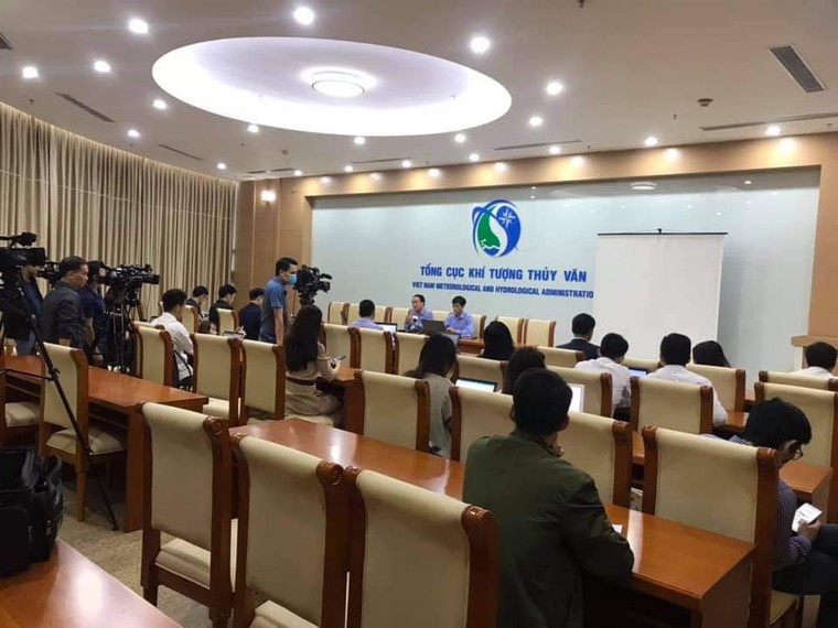 Miền Trung mưa chưa dứt, sắp đối diện ba áp thấp nhiệt đới ảnh 2