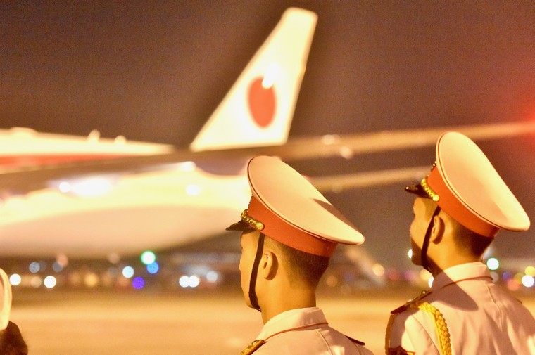 Thủ tướng Nhật Bản và Phu nhân bắt đầu thăm chính thức Việt Nam ảnh 2