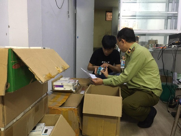 Hà Nội: thu giữ gần 1.600 máy hút thuốc lá điện tử ảnh 3