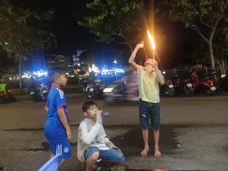 Tuổi thơ rơi lại trên đường mưu sinh! - Kỳ 2: Những gánh xiếc rong bên vỉa hè thành phố ảnh 1