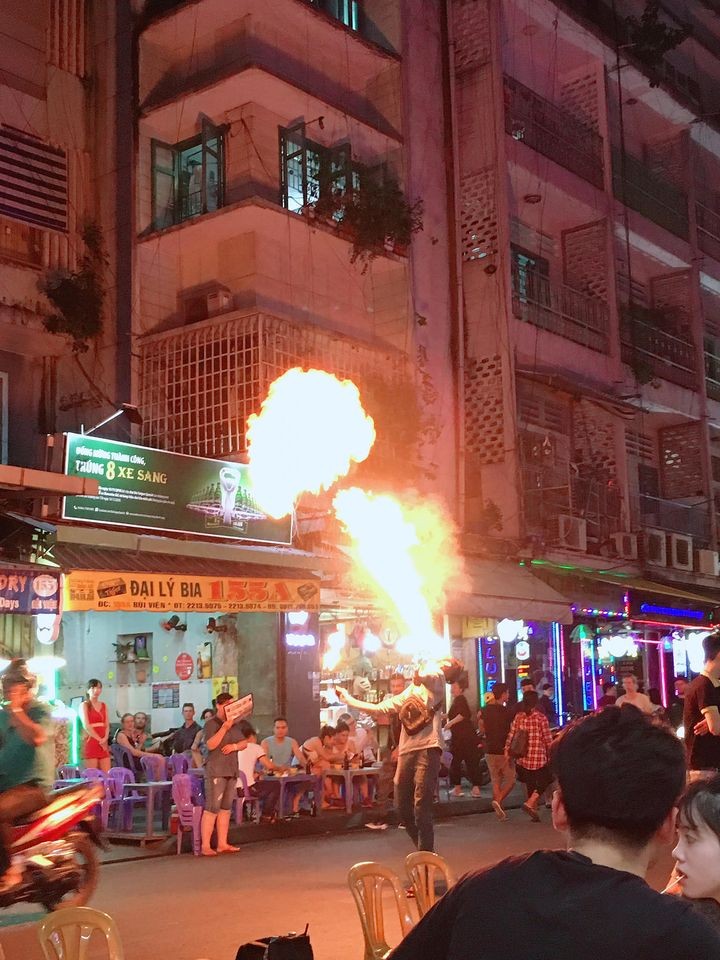 Tuổi thơ rơi lại trên đường mưu sinh! - Kỳ 2: Những gánh xiếc rong bên vỉa hè thành phố ảnh 2