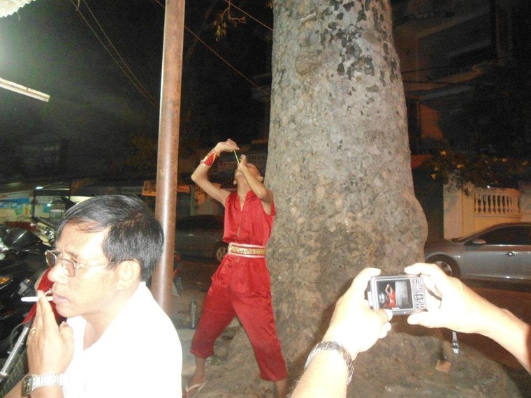 Tuổi thơ rơi lại trên đường mưu sinh! - Kỳ 2: Những gánh xiếc rong bên vỉa hè thành phố ảnh 3