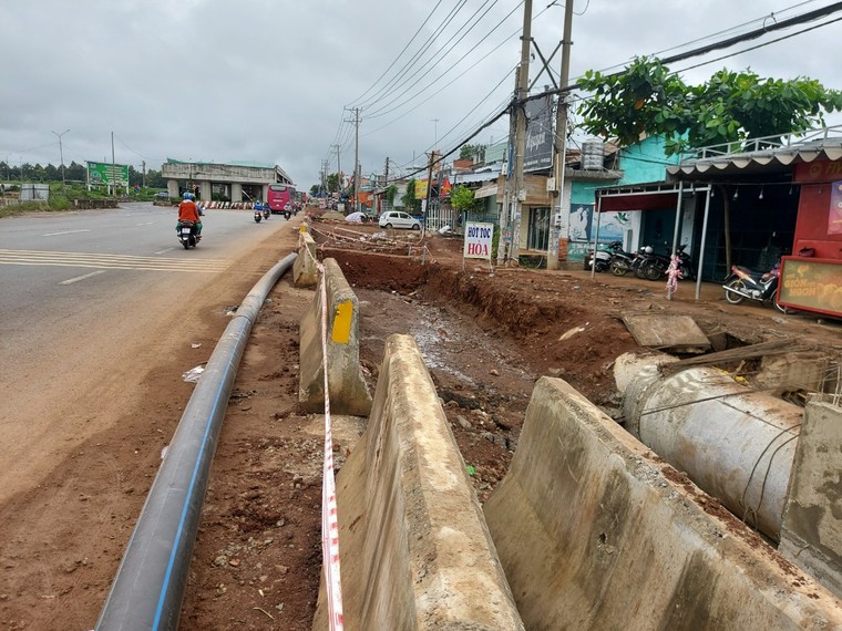 Đồng Nai: Vừa khởi công lại, cầu vượt Dầu Giây tiếp tục dừng vì… không có tiền đổ dầu ảnh 2