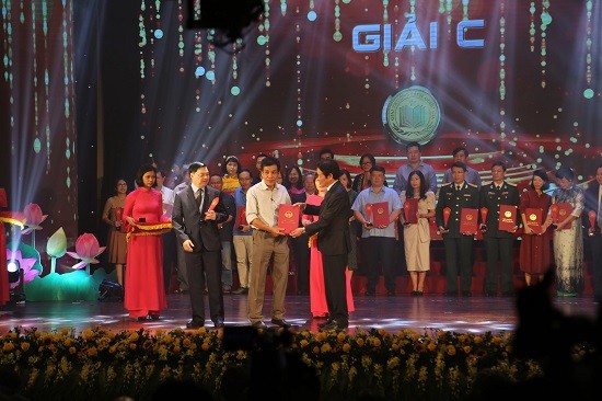 Tập thơ thiếu nhi ‘Chào thế giới bây giờ con đã đến’ đạt Giải thưởng Sách Quốc gia ảnh 1