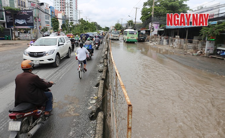 Đường Lương Định Của – Cửa vào trung tâm thành phố đang bị hư hại nghiêm trọng ảnh 1