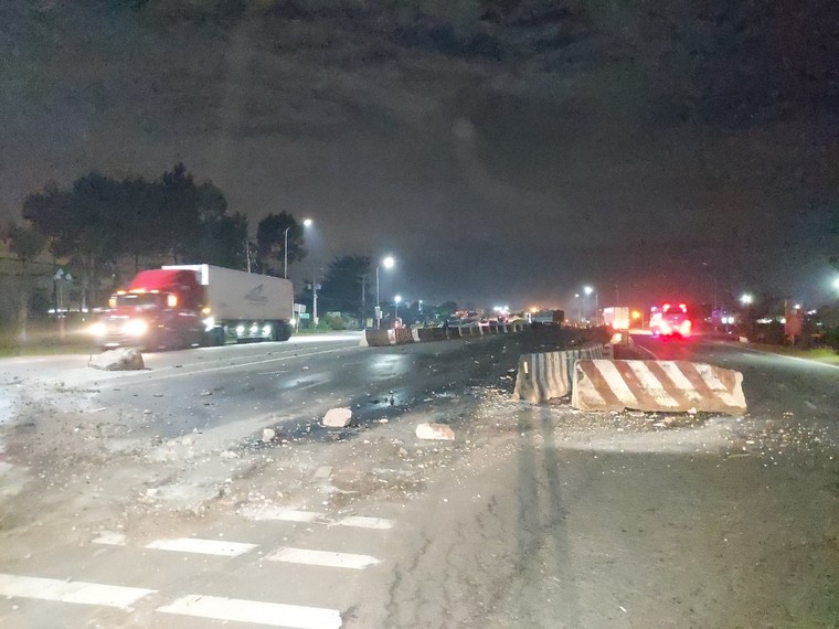 Lại xảy ra tai nạn tại cầu vượt Dầu Giây, xe chở gỗ bốc cháy ảnh 1