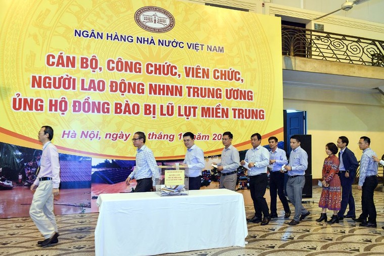 Ngành ngân hàng ủng hộ miền Trung hơn 80 tỷ đồng và hỗ trợ xử lý nợ cho người dân ảnh 1