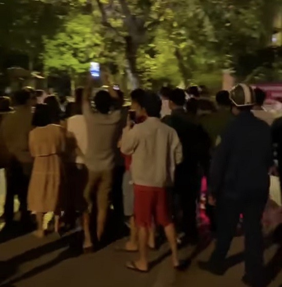 Bữa ăn bán trú kém chất lượng: Phụ huynh vây trường yêu cầu niêm phong thực phẩm, gia vị ảnh 1