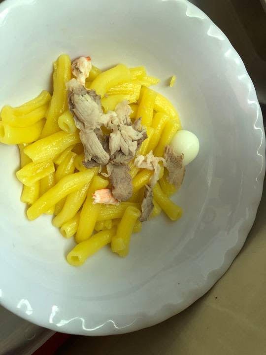 Canh đại dương, trứng chiên, chuối úng.. bữa ăn bán trú của trẻ khiến phụ huynh bật khóc ảnh 1