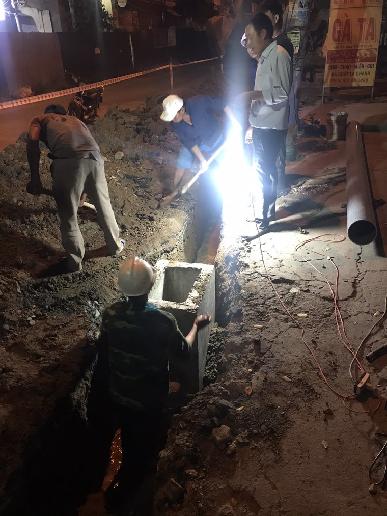 Từ phản ánh của Ngày Nay: Sở GTVT và BQL giao thông sửa đường Lương Định Của ngay trong đêm ảnh 4