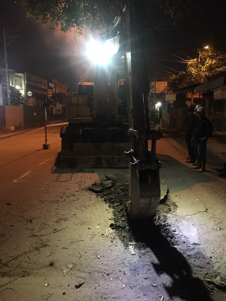 Từ phản ánh của Ngày Nay: Sở GTVT và BQL giao thông sửa đường Lương Định Của ngay trong đêm ảnh 3