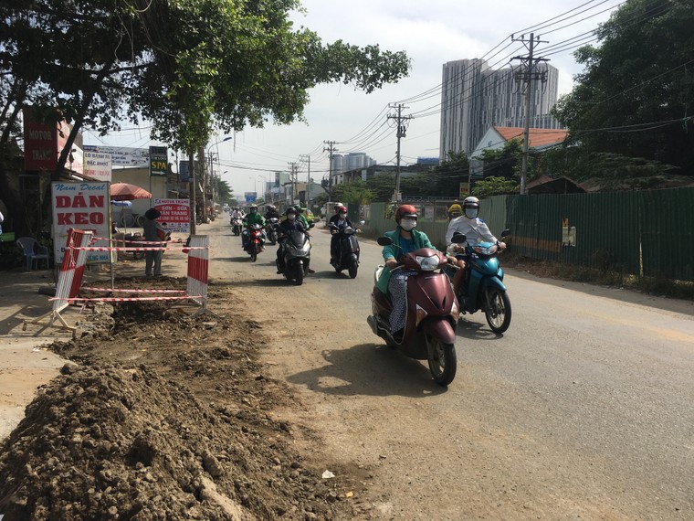 Từ phản ánh của Ngày Nay: Sở GTVT và BQL giao thông sửa đường Lương Định Của ngay trong đêm ảnh 1