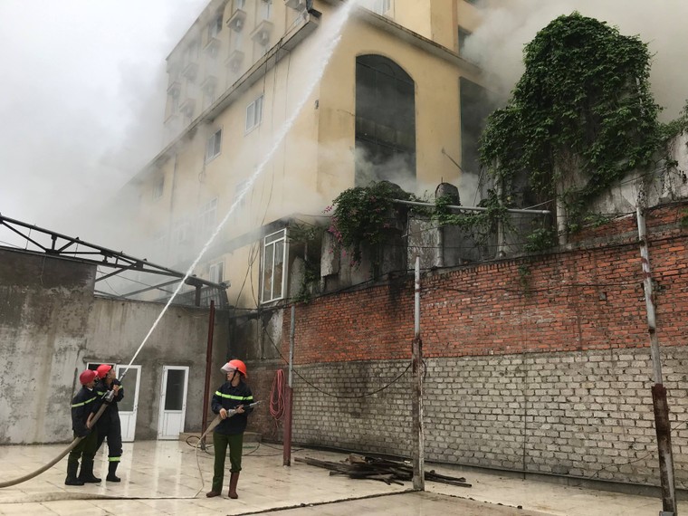 Tổ hợp quán bar, khách sạn ở tỉnh Nghệ An bốc cháy dữ dội khiến nhiều người bị mắc kẹt ảnh 2