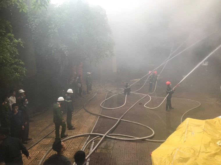 Tổ hợp quán bar, khách sạn ở tỉnh Nghệ An bốc cháy dữ dội khiến nhiều người bị mắc kẹt ảnh 1