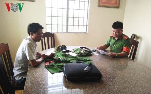 Nam thanh niên bị bắt giữ vì mặc cảnh phục và mang còng số 8 để giả danh công an ảnh 1