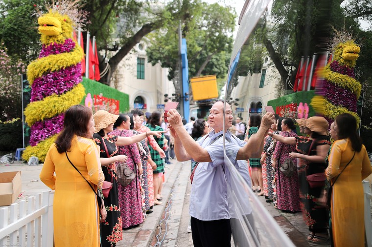 Người dân nô nức thưởng lãm hoa anh đào Nhật Bản nở rộ bên hồ Hoàn Kiếm ảnh 7