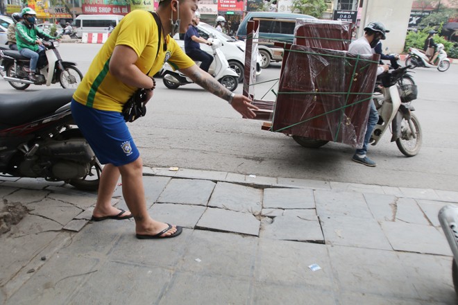 Vỉa hè lát đá 'siêu bền' trên nhiều phố bị bong tróc, vỡ nát ảnh 2