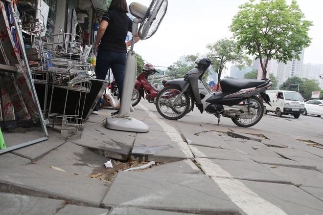 Vỉa hè lát đá 'siêu bền' trên nhiều phố bị bong tróc, vỡ nát ảnh 3