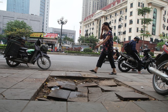 Vỉa hè lát đá 'siêu bền' trên nhiều phố bị bong tróc, vỡ nát ảnh 4