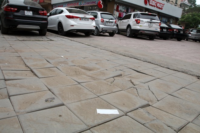 Vỉa hè lát đá 'siêu bền' trên nhiều phố bị bong tróc, vỡ nát ảnh 5