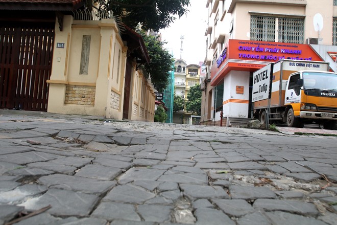 Vỉa hè lát đá 'siêu bền' trên nhiều phố bị bong tróc, vỡ nát ảnh 6