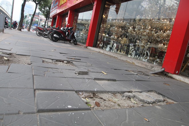 Vỉa hè lát đá 'siêu bền' trên nhiều phố bị bong tróc, vỡ nát ảnh 9