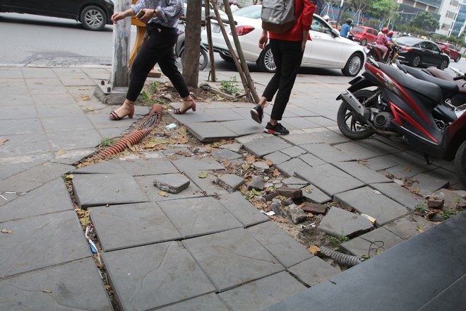 Vỉa hè lát đá 'siêu bền' trên nhiều phố bị bong tróc, vỡ nát ảnh 10