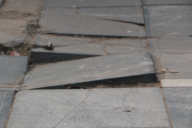 Vỉa hè lát đá 'siêu bền' trên nhiều phố bị bong tróc, vỡ nát ảnh 1
