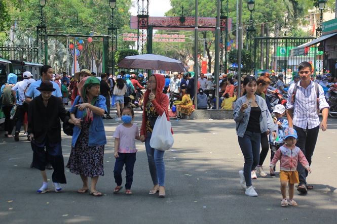 Người dân Sài Gòn mắc võng, nấu ăn trong Thảo Cầm Viên ảnh 7