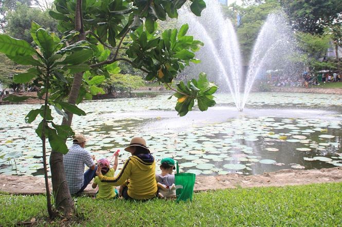 Người dân Sài Gòn mắc võng, nấu ăn trong Thảo Cầm Viên ảnh 10