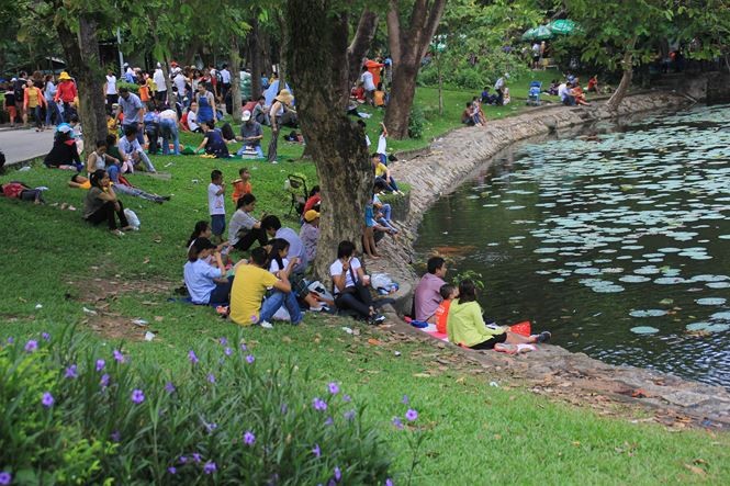 Người dân Sài Gòn mắc võng, nấu ăn trong Thảo Cầm Viên ảnh 12