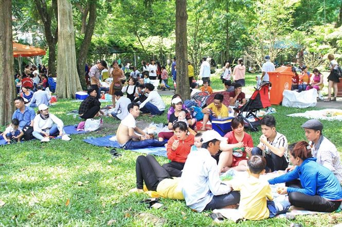 Người dân Sài Gòn mắc võng, nấu ăn trong Thảo Cầm Viên ảnh 13