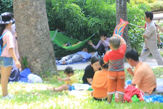 Người dân Sài Gòn mắc võng, nấu ăn trong Thảo Cầm Viên ảnh 15