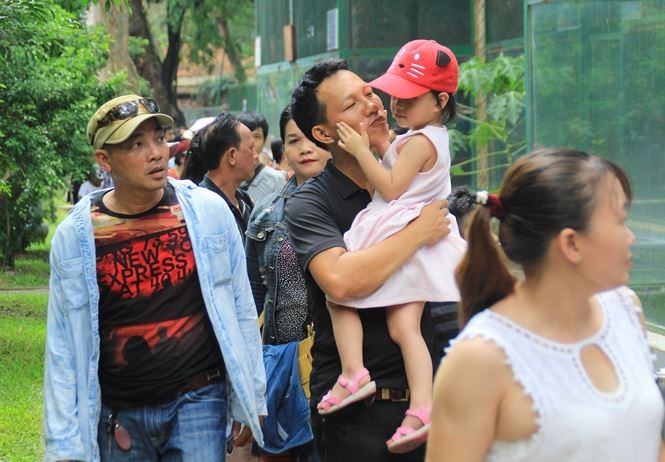 Người dân Sài Gòn mắc võng, nấu ăn trong Thảo Cầm Viên ảnh 6