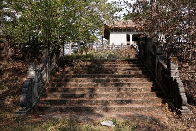 Khám phá lăng mộ bằng đá xanh của phụ thân Nam Phương hoàng hậu ảnh 2