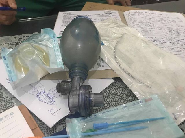 Lời kể của bác sỹ về 7 phút 'sinh tử' cứu cháu bé hóc thạch từ cõi chết trở về ảnh 1