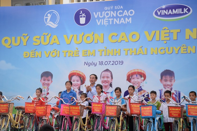 Quỹ sữa Vươn cao Việt Nam và Vinamilk trao tặng 70.000 ly sữa cho trẻ em ở tỉnh Thái Nguyên ảnh 4