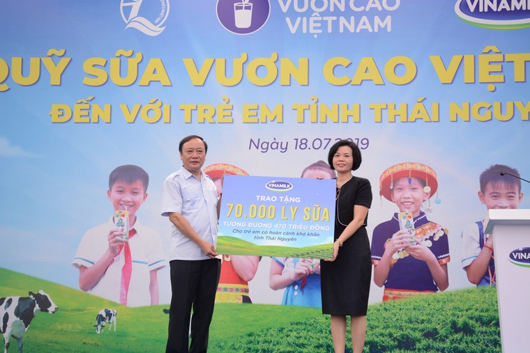 Quỹ sữa Vươn cao Việt Nam và Vinamilk trao tặng 70.000 ly sữa cho trẻ em ở tỉnh Thái Nguyên ảnh 1