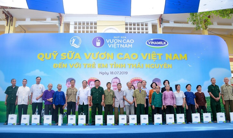 Quỹ sữa Vươn cao Việt Nam và Vinamilk trao tặng 70.000 ly sữa cho trẻ em ở tỉnh Thái Nguyên ảnh 2