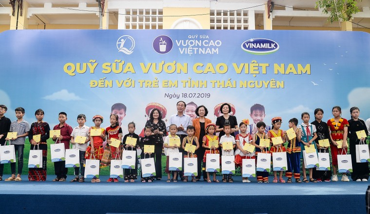 Quỹ sữa Vươn cao Việt Nam và Vinamilk trao tặng 70.000 ly sữa cho trẻ em ở tỉnh Thái Nguyên ảnh 3