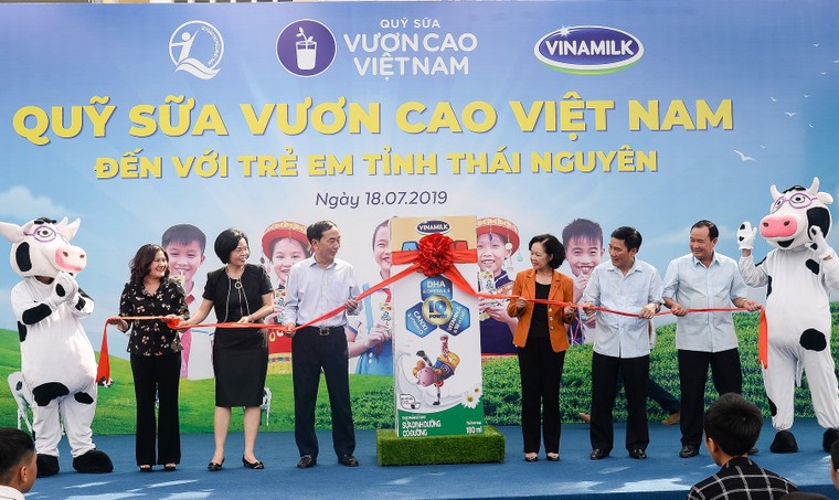 Quỹ sữa Vươn cao Việt Nam và Vinamilk trao tặng 70.000 ly sữa cho trẻ em ở tỉnh Thái Nguyên ảnh 5