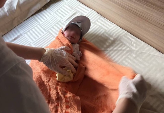 Ca đỡ đẻ đặc biệt trên tàu Bắc - Nam: Nhân viên, hành khách cùng làm bà mụ ảnh 1