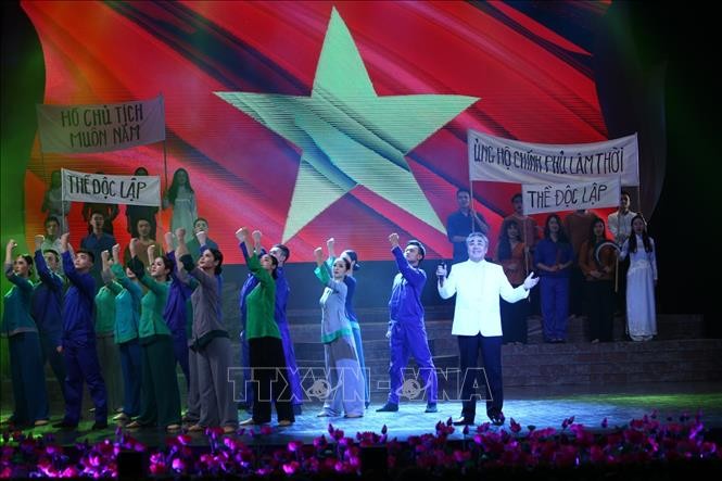 Xúc động chương trình nghệ thuật 'Lời Bác dặn trước lúc đi xa' ảnh 2